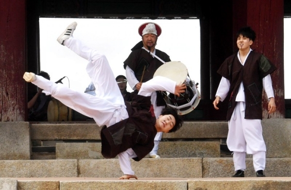 ‘제7회 수원화성 유랑콘서트 옹고집 외전’이 18일 수원화성 동장대에서 열려 시민들이 유랑극단의 신명나는 공연을 관람하고 있다.  (사)화성재인청보존회가 주최·주관하고 수원시, 수원문화재단, 경기일보가 후원한 이번 유랑콘서트는 ‘옹고집 외전’을 주제로 풍류도, 쟁강춤, 장고춤, 진도복춤 등 전통적인 요소와 비보잉 등 현대예술이 어울어진 ‘융복합 종합연희극’으로 다채로운 공연이 펼쳐졌다.전형민기자