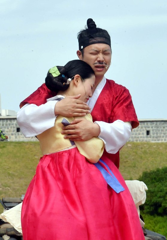 ‘제7회 수원화성 유랑콘서트 옹고집 외전’이 18일 수원화성 동장대에서 열려 시민들이 유랑극단의 신명나는 공연을 관람하고 있다.  (사)화성재인청보존회가 주최·주관하고 수원시, 수원문화재단, 경기일보가 후원한 이번 유랑콘서트는 ‘옹고집 외전’을 주제로 풍류도, 쟁강춤, 장고춤, 진도복춤 등 전통적인 요소와 비보잉 등 현대예술이 어울어진 ‘융복합 종합연희극’으로 다채로운 공연이 펼쳐졌다.전형민기자
