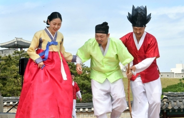 ‘제7회 수원화성 유랑콘서트 옹고집 외전’이 18일 수원화성 동장대에서 열려 시민들이 유랑극단의 신명나는 공연을 관람하고 있다.  (사)화성재인청보존회가 주최·주관하고 수원시, 수원문화재단, 경기일보가 후원한 이번 유랑콘서트는 ‘옹고집 외전’을 주제로 풍류도, 쟁강춤, 장고춤, 진도복춤 등 전통적인 요소와 비보잉 등 현대예술이 어울어진 ‘융복합 종합연희극’으로 다채로운 공연이 펼쳐졌다.전형민기자