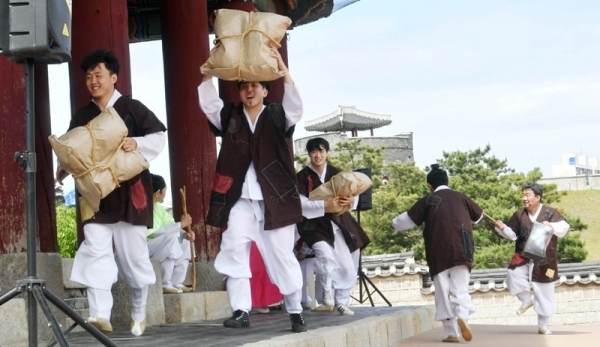 ‘제7회 수원화성 유랑콘서트 옹고집 외전’이 18일 수원화성 동장대에서 열려 시민들이 유랑극단의 신명나는 공연을 관람하고 있다.  (사)화성재인청보존회가 주최·주관하고 수원시, 수원문화재단, 경기일보가 후원한 이번 유랑콘서트는 ‘옹고집 외전’을 주제로 풍류도, 쟁강춤, 장고춤, 진도복춤 등 전통적인 요소와 비보잉 등 현대예술이 어울어진 ‘융복합 종합연희극’으로 다채로운 공연이 펼쳐졌다.전형민기자