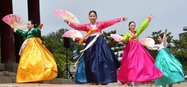 ‘제7회 수원화성 유랑콘서트 옹고집 외전’이 18일 수원화성 동장대에서 열려 시민들이 유랑극단의 신명나는 공연을 관람하고 있다.  (사)화성재인청보존회가 주최·주관하고 수원시, 수원문화재단, 경기일보가 후원한 이번 유랑콘서트는 ‘옹고집 외전’을 주제로 풍류도, 쟁강춤, 장고춤, 진도복춤 등 전통적인 요소와 비보잉 등 현대예술이 어울어진 ‘융복합 종합연희극’으로 다채로운 공연이 펼쳐졌다.전형민기자