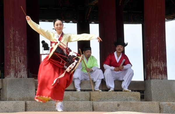 ‘제7회 수원화성 유랑콘서트 옹고집 외전’이 18일 수원화성 동장대에서 열려 시민들이 유랑극단의 신명나는 공연을 관람하고 있다.  (사)화성재인청보존회가 주최·주관하고 수원시, 수원문화재단, 경기일보가 후원한 이번 유랑콘서트는 ‘옹고집 외전’을 주제로 풍류도, 쟁강춤, 장고춤, 진도복춤 등 전통적인 요소와 비보잉 등 현대예술이 어울어진 ‘융복합 종합연희극’으로 다채로운 공연이 펼쳐졌다.전형민기자