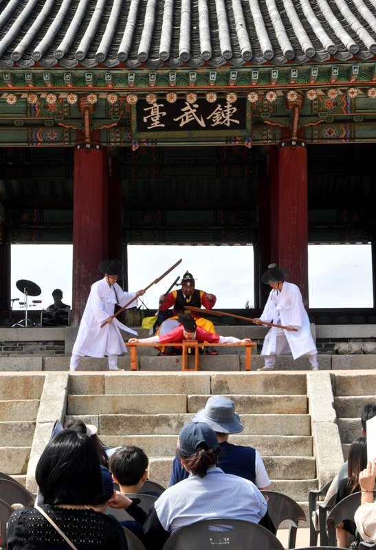 ‘제7회 수원화성 유랑콘서트 옹고집 외전’이 18일 수원화성 동장대에서 열려 시민들이 유랑극단의 신명나는 공연을 관람하고 있다.  (사)화성재인청보존회가 주최·주관하고 수원시, 수원문화재단, 경기일보가 후원한 이번 유랑콘서트는 ‘옹고집 외전’을 주제로 풍류도, 쟁강춤, 장고춤, 진도복춤 등 전통적인 요소와 비보잉 등 현대예술이 어울어진 ‘융복합 종합연희극’으로 다채로운 공연이 펼쳐졌다.전형민기자
