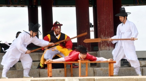 ‘제7회 수원화성 유랑콘서트 옹고집 외전’이 18일 수원화성 동장대에서 열려 시민들이 유랑극단의 신명나는 공연을 관람하고 있다.  (사)화성재인청보존회가 주최·주관하고 수원시, 수원문화재단, 경기일보가 후원한 이번 유랑콘서트는 ‘옹고집 외전’을 주제로 풍류도, 쟁강춤, 장고춤, 진도복춤 등 전통적인 요소와 비보잉 등 현대예술이 어울어진 ‘융복합 종합연희극’으로 다채로운 공연이 펼쳐졌다.전형민기자