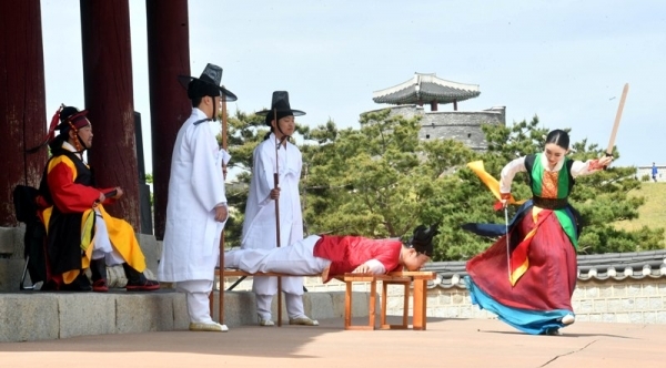 ‘제7회 수원화성 유랑콘서트 옹고집 외전’이 18일 수원화성 동장대에서 열려 시민들이 유랑극단의 신명나는 공연을 관람하고 있다.  (사)화성재인청보존회가 주최·주관하고 수원시, 수원문화재단, 경기일보가 후원한 이번 유랑콘서트는 ‘옹고집 외전’을 주제로 풍류도, 쟁강춤, 장고춤, 진도복춤 등 전통적인 요소와 비보잉 등 현대예술이 어울어진 ‘융복합 종합연희극’으로 다채로운 공연이 펼쳐졌다.전형민기자