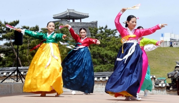 ‘제7회 수원화성 유랑콘서트 옹고집 외전’이 18일 수원화성 동장대에서 열려 시민들이 유랑극단의 신명나는 공연을 관람하고 있다.  (사)화성재인청보존회가 주최·주관하고 수원시, 수원문화재단, 경기일보가 후원한 이번 유랑콘서트는 ‘옹고집 외전’을 주제로 풍류도, 쟁강춤, 장고춤, 진도복춤 등 전통적인 요소와 비보잉 등 현대예술이 어울어진 ‘융복합 종합연희극’으로 다채로운 공연이 펼쳐졌다.전형민기자