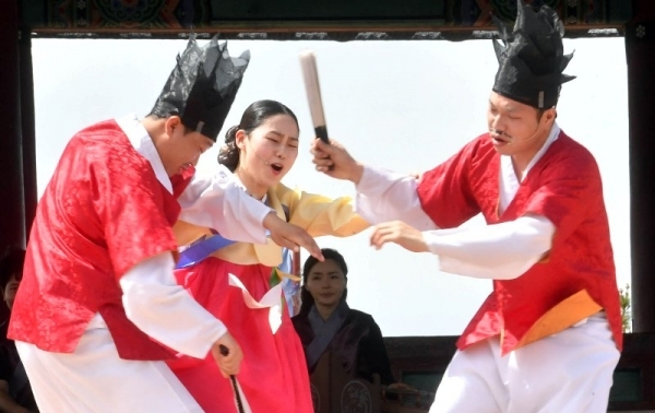 ‘제7회 수원화성 유랑콘서트 옹고집 외전’이 18일 수원화성 동장대에서 열려 시민들이 유랑극단의 신명나는 공연을 관람하고 있다.  (사)화성재인청보존회가 주최·주관하고 수원시, 수원문화재단, 경기일보가 후원한 이번 유랑콘서트는 ‘옹고집 외전’을 주제로 풍류도, 쟁강춤, 장고춤, 진도복춤 등 전통적인 요소와 비보잉 등 현대예술이 어울어진 ‘융복합 종합연희극’으로 다채로운 공연이 펼쳐졌다.전형민기자