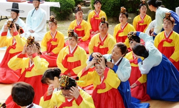 성년의 날은 이틀 앞둔 18일 안양시 동안구 안양예절교육관에서 열린 '2019 성년의 날 기념 전통 성년식'에서 여학생들에게 화관을 씌워주고 있다. 윤원규기자
