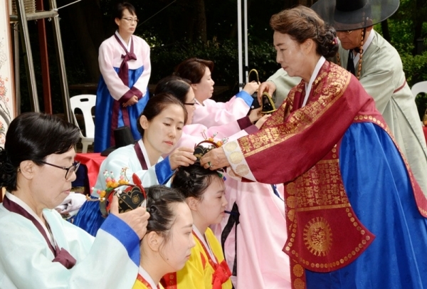 성년의 날은 이틀 앞둔 18일 안양시 동안구 안양예절교육관에서 열린 '2019 성년의 날 기념 전통 성년식'에서 여학생들에게 화관을 씌워주고 있다. 윤원규기자