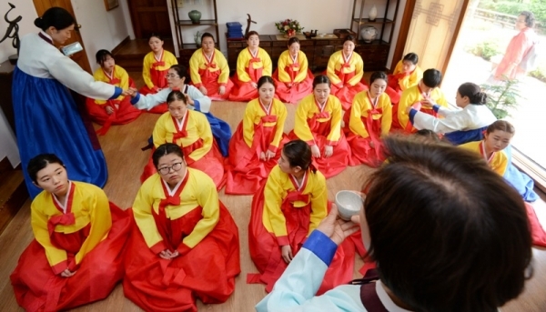 성년의 날은 이틀 앞둔 18일 안양시 동안구 안양예절교육관에서 열린 '2019 성년의 날 기념 전통 성년식'에서 여학생들이 성년식 진행교육을 받고 있다. 윤원규기자