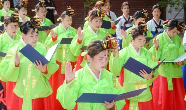성년의 날은 이틀 앞둔 18일 안양시 동안구 안양예절교육관에서 열린 '2019 성년의 날 기념 전통 성년식'에서 여학생들이 새로운 호칭인 자를 받고 선서를 하고 있다. 윤원규기자