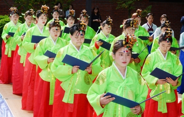 성년의 날은 이틀 앞둔 18일 안양시 동안구 안양예절교육관에서 열린 '2019 성년의 날 기념 전통 성년식'에서 여학생들이 새로운 호칭인 자를 받고 선서를 하고 있다. 윤원규기자