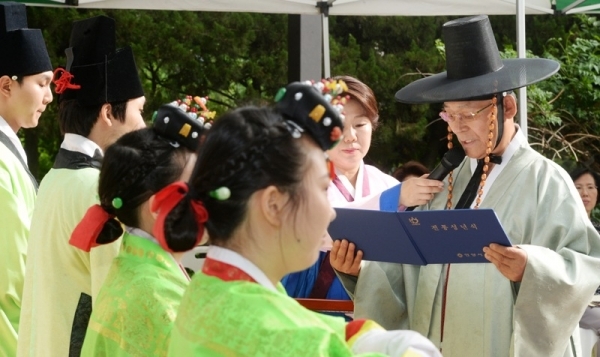 성년의 날은 이틀 앞둔 18일 안양시 동안구 안양예절교육관에서 열린 '2019 성년의 날 기념 전통 성년식'에서 관빈(남자 어른)이 학생들에게 새로운 호칭인 자를 내려주고 있다. 윤원규기자