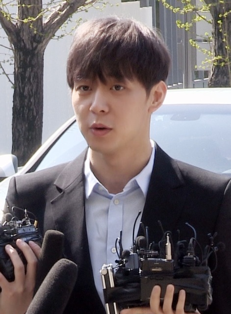 가수 겸 배우 박유천(33) 씨가 17일 오전 마약 투약 혐의에 대한 경찰 조사를 위해 수원 경기남부지방결창청으로 출석, 취재진 질문에 답하고 있다. 권오현기자