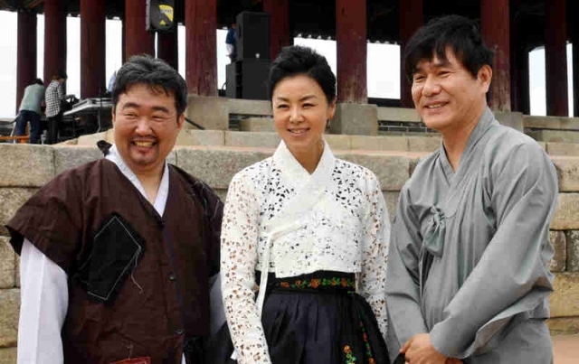 ▲ 옹고집 외전 예술감독 권준성, 연출가 신현숙, 연기지도자 조주현씨(왼쪽부터).  전형민기자