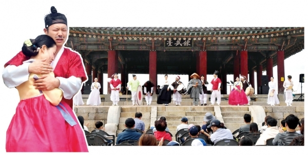 '제7회 수원화성유랑콘서트 옹고집 외전'이 지난 18일 수원화성 동장대에서 열려 시민들이 유랑극단의 신명나는 공연을 관람하고 있다. /전형민기자