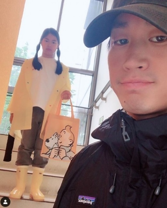 가수 타블로가 딸 하루의 근황을 공개했다. 타블로 인스타그램