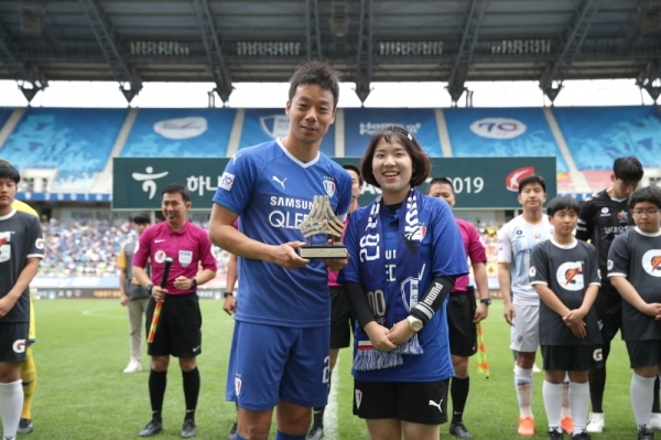 한국프로축구연맹과 아디다스가 시상하는 ‘아디다스 탱고 어워드’를 수상한 수원 삼성 염기훈. 한국프로축구연맹 제공