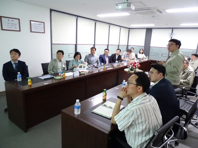 중국 린이시, 군포시 관계자들이 기업체를 방문해 회사 관계자로 부터 회사와 제품에 대해 설명을 듣고 있다.