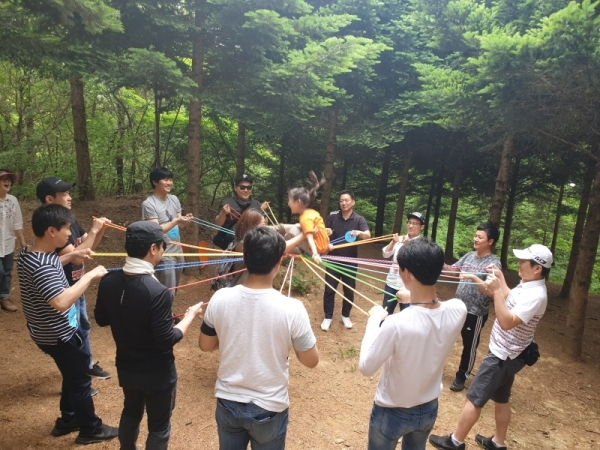 광명시 구름산에서 '가족 둘레길 걷기 행사'에  참가한 가족들이 가족협동 프로그램을 진행하고 있다. 광명교육청 제공