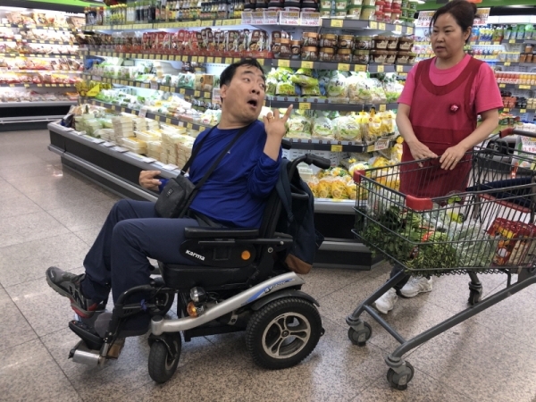 20일 오후 인천 남동구 서창동 한 식자재 마트에서 1급 뇌병변장애인 이상국씨가 활동지원사와 함께 채소 등을 사고 있다. 이유진기자