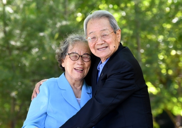 1952년 6•25 전쟁 당시 결혼한 참전용사 신영진(89) 허계순(86) 부부가 ‘부부의 날’을 하루 앞둔 20일 보훈복지의료공단 수원 보훈원에서 서로 변함없는 애정을 표현하고 있다. 김시범기자