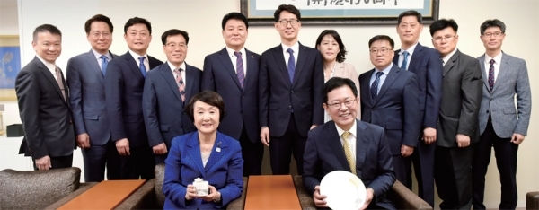 박남춘 인천시장이 20일 일본 요코하마 시청에서 하야시 후미코 요코하마시장과 양 도시간 협력관계에 대해 의견을 나눈 뒤 관계자들과 기념촬영을 하고 있다. 인천시청 제공