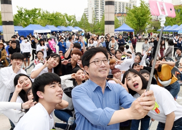 지난해 5월 열린 한 청소년행사에서 염태영 시장이 청소년들과 사진을 찍고 있다.