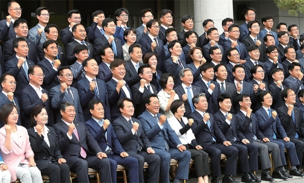 제10대 경기도의회가 개원 이후 도의원 142명의 공약을 집대성해 도정에 반영할 수 있는 정책제안화 작업을 진행하는가 하면‚ 시•군 정책간담회를 통해 지역 현장에서 필요로 하는 사업과 정책 발굴에 집중하고 있다는 평가를 받고 있다. 사진은 파이팅을 하고 있는 도의회 송한준 의장과 의원들.