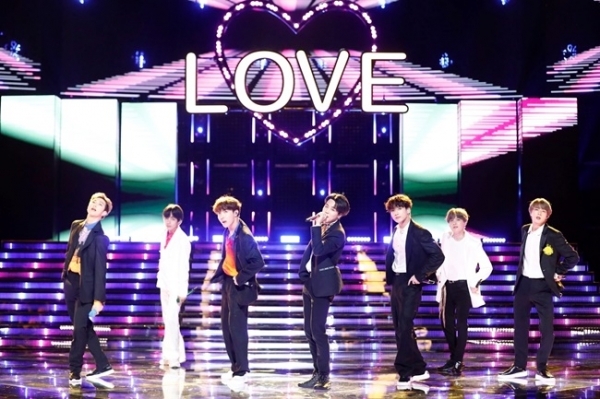 미국 인기 보컬 오디션 프로그램 '더보이스'에서 방탄소년단이 축하공연을 가졌다. Greg Gayne, Trae Patton, NBC