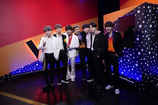 미국 인기 보컬 오디션 프로그램 '더보이스'에서 방탄소년단이 축하공연을 가졌다. Greg Gayne, Trae Patton, NBC