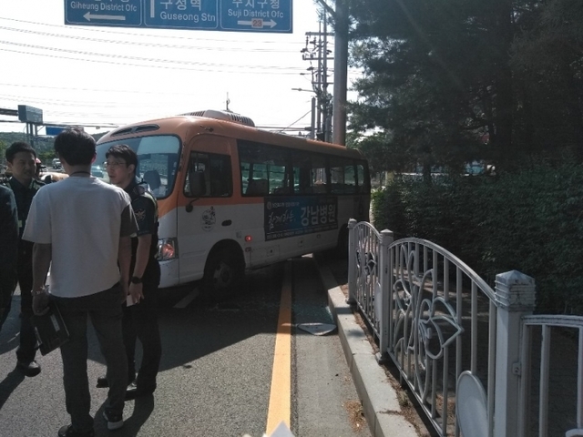 22일 오후 3시 22분께 용인시 마북동의 한 도로에서 마을버스가 인도로 돌진해 승객 10명이 부상을 당했다. 용인소방서 제공