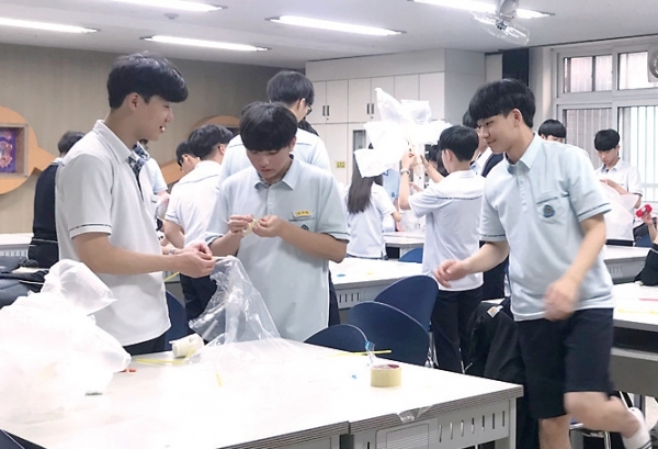 최현주 교사가 지도하고 있는 동아리 수업 현장.