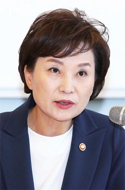 김현미 국토교통부 장관이 23일 세종시에서 열린 출입기자단 오찬간담회에서 GTX 등 현안에 대해 설명하고 있다. 연합뉴스