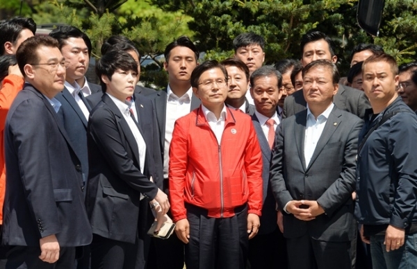 자유한국당 황교안 대표가 24일 오전 수원 영통구 광교센트럴타운 60단지 주민지원센터에서 열린 수도권 부동산 대책 점검을 위한 간담회장으로 향하고 있다. 윤원규기자