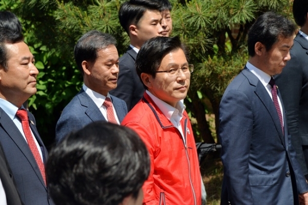자유한국당 황교안 대표가 24일 오전 수원 영통구 광교센트럴타운 60단지 주민지원센터에서 열린 수도권 부동산 대책 점검을 위한 간담회장으로 향하고 있다. 윤원규기자