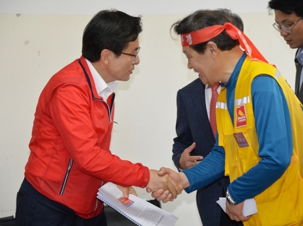 자유한국당 황교안 대표가 24일 오전 수원 영통구 광교센트럴타운 60단지 주민지원센터에서 열린 수도권 부동산 대책 점검을 위한 간담회장에서 주민대표와 인사하고 있다. 윤원규기자