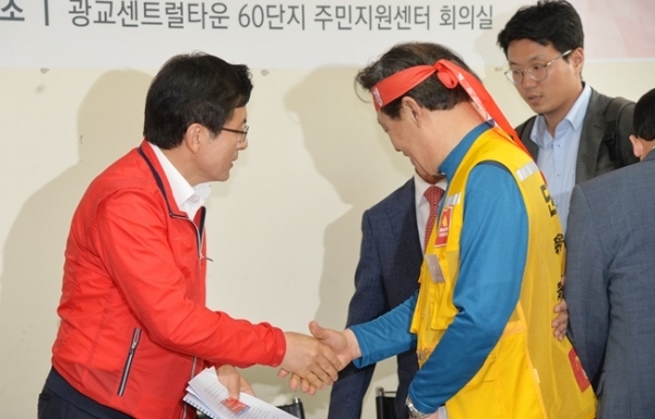 자유한국당 황교안 대표가 24일 오전 수원 영통구 광교센트럴타운 60단지 주민지원센터에서 열린 수도권 부동산 대책 점검을 위한 간담회장에서 주민대표와 인사하고 있다. 윤원규기자