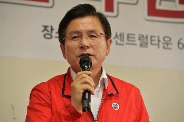 자유한국당 황교안 대표가 24일 오전 수원 영통구 광교센트럴타운 60단지 주민지원센터에서 열린 수도권 부동산 대책 점검을 위한 '광교 아파트 주민간담회'에서 인사말을 하고 있다. 윤원규기자