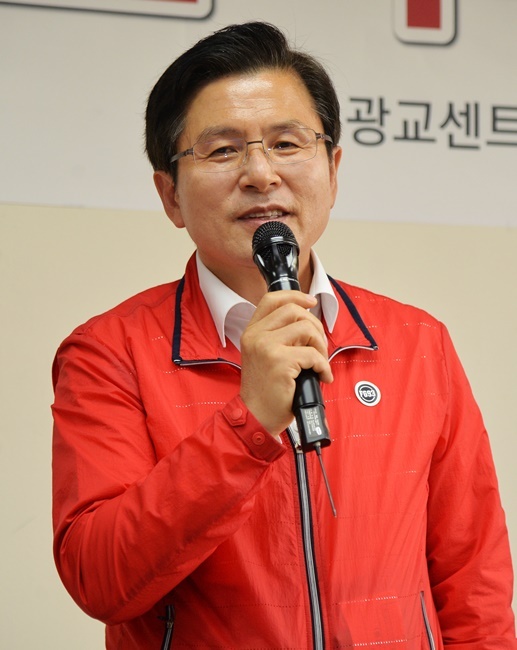 자유한국당 황교안 대표가 24일 오전 수원 영통구 광교센트럴타운 60단지 주민지원센터에서 열린 수도권 부동산 대책 점검을 위한 '광교 아파트 주민간담회'에서 인사말을 하고 있다. 윤원규기자