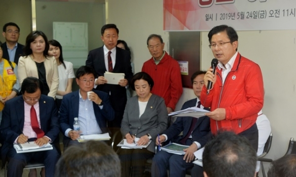 자유한국당 황교안 대표가 24일 오전 수원 영통구 광교센트럴타운 60단지 주민지원센터에서 열린 수도권 부동산 대책 점검을 위한 '광교 아파트 주민간담회'에서 인사말을 하고 있다. 윤원규기자