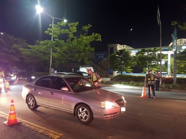 경기북부경찰청에서 지난 23일 밤 10시부터 12시까지 2시간 동안 자유로와 외곽순환·구리포천고속도로 IC 출구 등 15개소에서 특별 음주단속을 실시해 11명을 적발했다.
