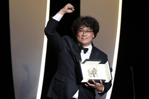 황금종려상 수상한 봉준호 감독. 연합뉴스