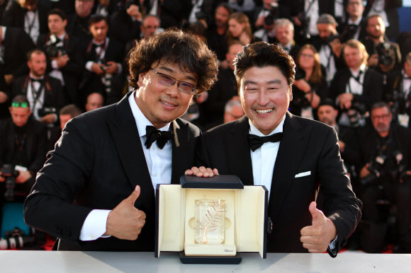 봉준호 감독과 배우 송강호가 영화 ''기생충''으로 25일(현지시간) 프랑스 칸에서 열린 제72회 칸 영화제에서 최고상인 황금종려상을 받은 뒤 포토콜에서 상패를 들고 기념촬영을 하고 있다. EPA=연합뉴스