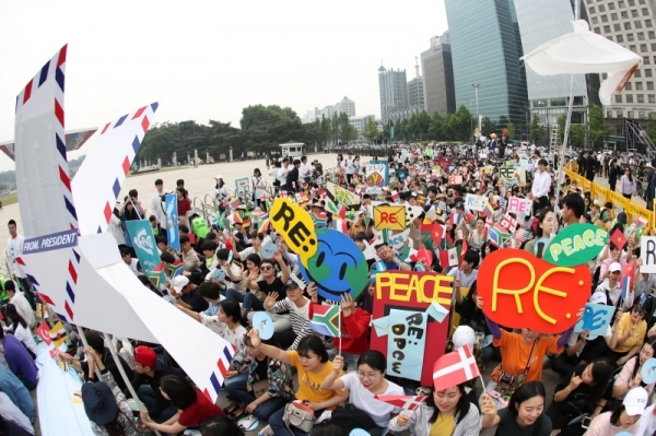 25일 서울 올림픽공원에서 열린 세계평화선언 6주년 기념식 및 평화 걷기 행사가 열린 가운데 참석자들이 193개국 유엔 회원국 국가원수에게 평화국제법(DPCW) 지지를 촉구하고 있다.