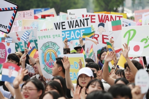 25일 서울 올림픽공원에서 열린 세계평화선언 6주년 기념식 및 평화 걷기 행사가 열린 가운데 참석자들이 전쟁 없는 세계 평화 실현을 외치고 있다.