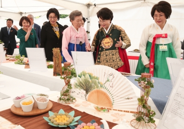 경연대회 차음식출품작을 보고있는 최소연이사장(오른쪽), 이길여 가천대총장(오른쪽 두번째), 김천주한국여성소비자연합회장(오른쪽세번째), 최미리 가천대 부총장(오른쪽네번째)