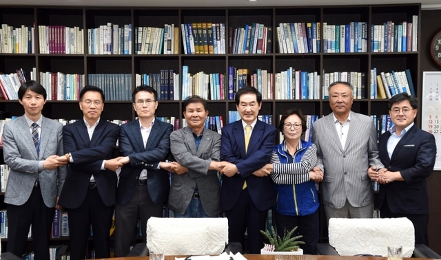 안병용 의정부시장이 의정부 복합문화단지 도시개발사업 구역 내 토지 등 소유자들과 이주대책지 공급 등에 대한 최종 합의 후 손을 맞잡고 있다.