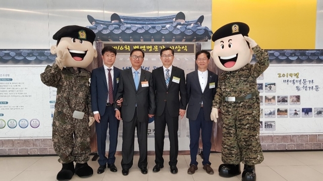 ▲ temp_1558831252516.-1349715499 병무청에서 선정하는 자랑스런 병영명문가에 선정돼 국방부장관 표창을 수여받았다.(왼쪽부터 3대 고병용, 2대 고광일, 고광운, 고광윤)