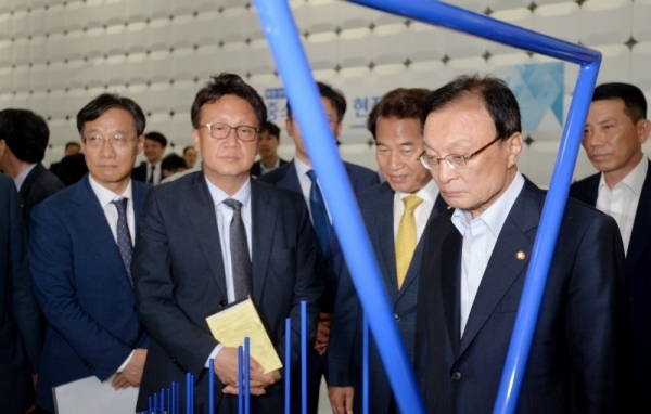 더불어민주당 이해찬 대표가 27일 오후 용인시 처인구 동부로 ㈜씨티케이에서 열린 '환경ㆍ안전투자 지원 프로그램 중소기업인 현장 간담회'에서 전자파 장애 및 내성 측정장비를 살펴보고 있다. 윤원규기자